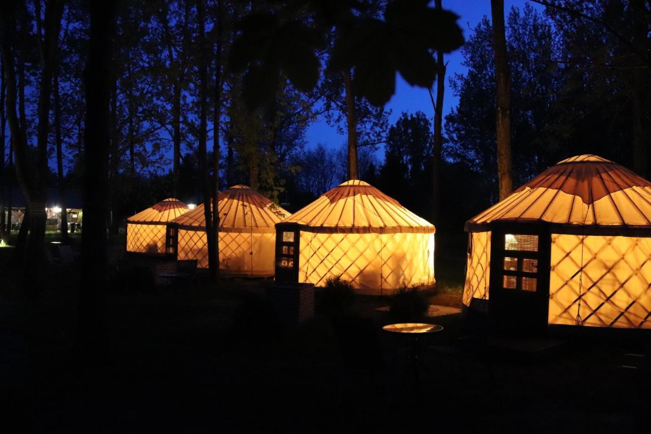 Oeko Kemping Es Glamping Tiszadada Ngoại thất bức ảnh